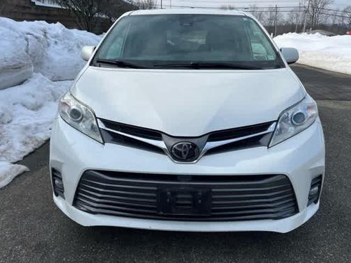 2020 Toyota Sienna XLE