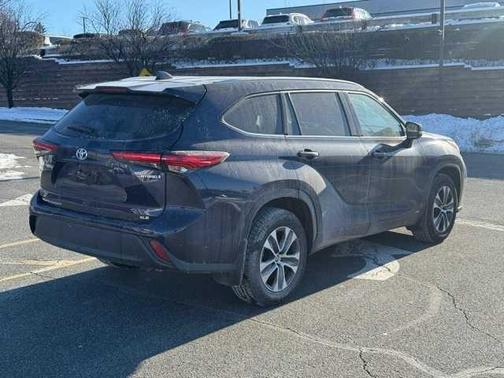 2022 Toyota Highlander Hybrid XLE