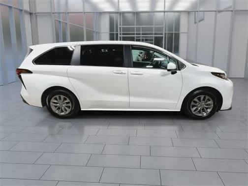 2022 Toyota Sienna LE