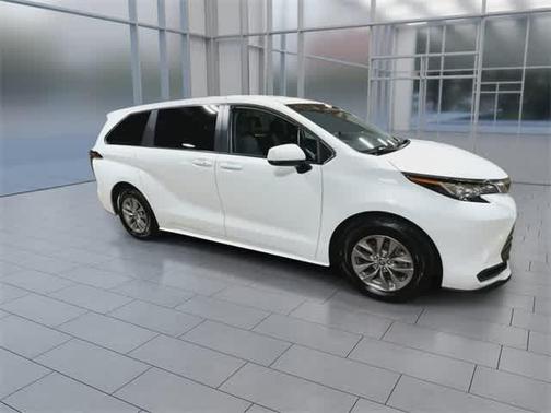 2022 Toyota Sienna LE