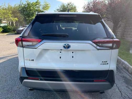 2022 Toyota RAV4 Hybrid SE