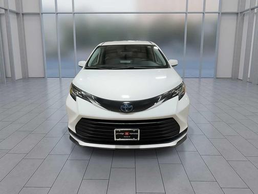 2022 Toyota Sienna LE