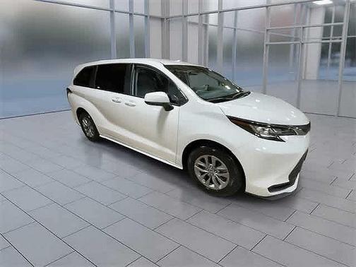 2022 Toyota Sienna LE