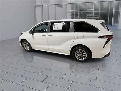 2022 Toyota Sienna LE