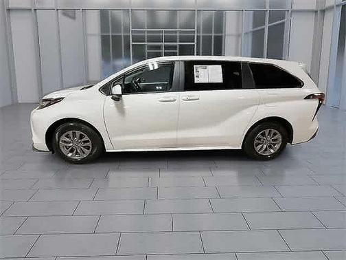 2022 Toyota Sienna LE