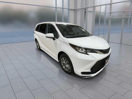 2022 Toyota Sienna LE
