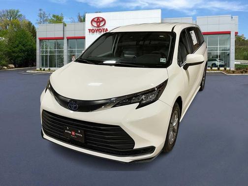 2022 Toyota Sienna LE