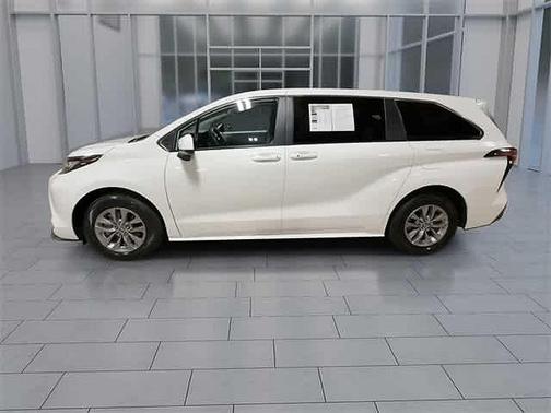 2022 Toyota Sienna LE