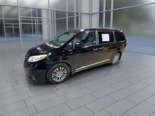 2018 Toyota Sienna XLE