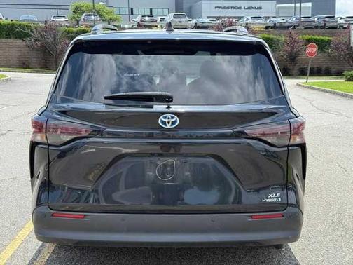 2023 Toyota Sienna XLE 8 Passenger
