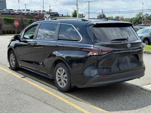 2023 Toyota Sienna XLE 8 Passenger