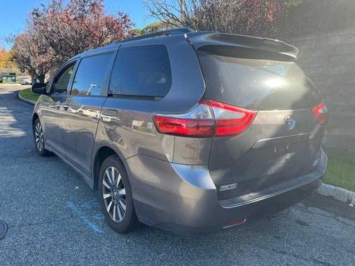 2020 Toyota Sienna XLE