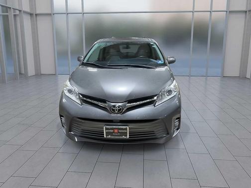 2020 Toyota Sienna XLE
