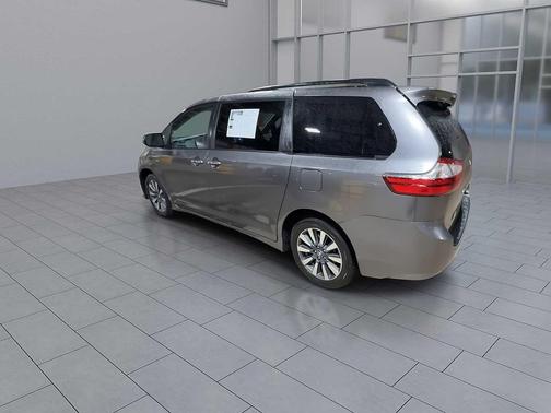2020 Toyota Sienna XLE