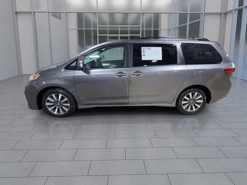 2020 Toyota Sienna XLE
