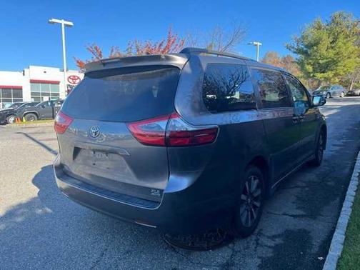 2020 Toyota Sienna XLE