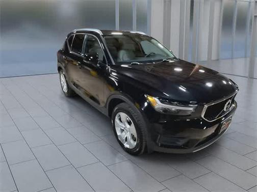 2022 Volvo XC40 T5 Momentum