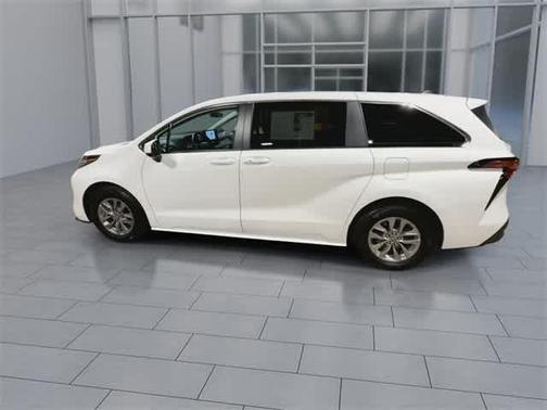 2022 Toyota Sienna LE