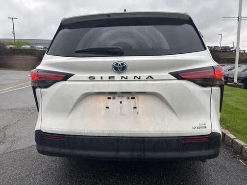 2022 Toyota Sienna LE