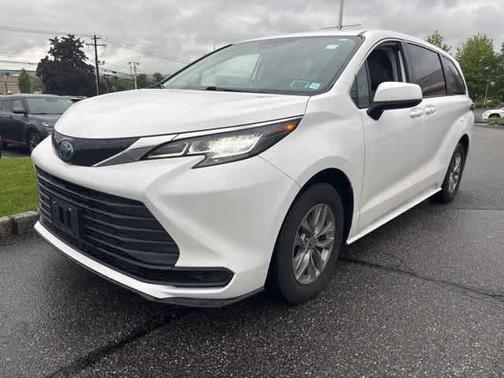 2022 Toyota Sienna LE