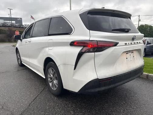 2022 Toyota Sienna LE