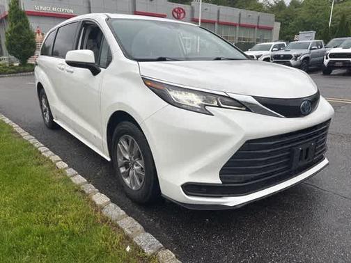 2022 Toyota Sienna LE