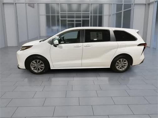 2022 Toyota Sienna LE