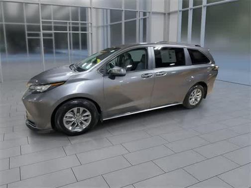 2023 Toyota Sienna LE