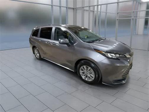2023 Toyota Sienna LE