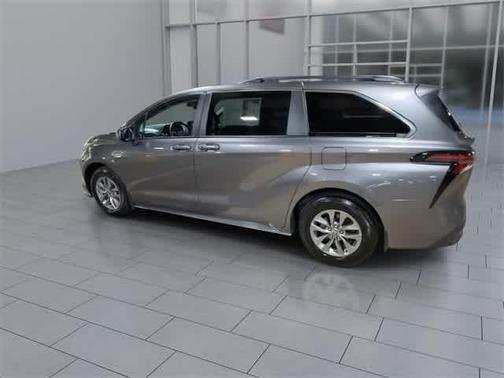 2023 Toyota Sienna LE
