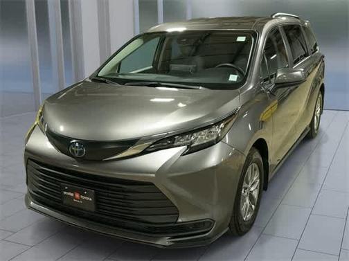 2023 Toyota Sienna LE