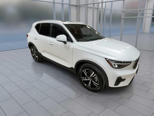 2023 Volvo XC40 B5 Plus Bright Theme