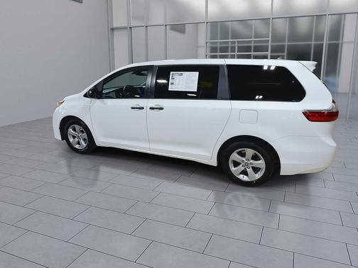 2020 Toyota Sienna SE