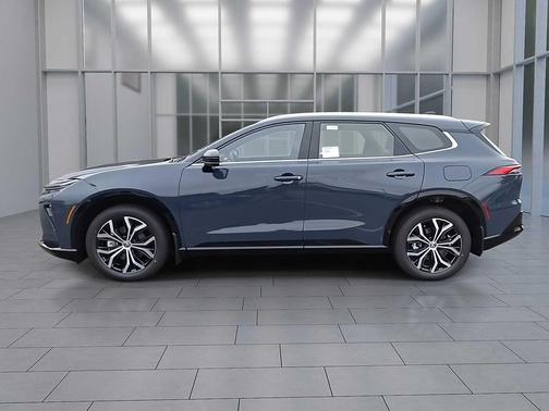 2025 Toyota Crown Signia XLE