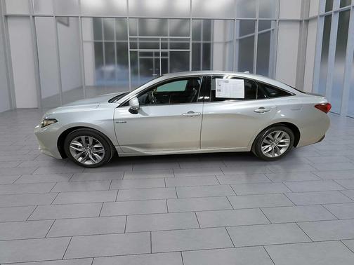 2019 Toyota Avalon Hybrid XLE