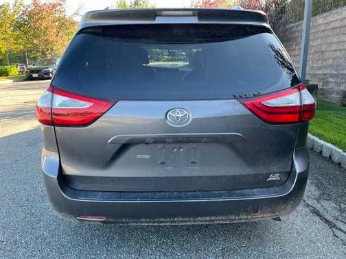 2017 Toyota Sienna LE