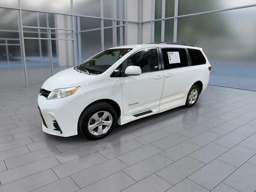 2018 Toyota Sienna LE