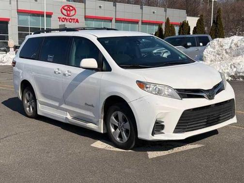 2018 Toyota Sienna LE
