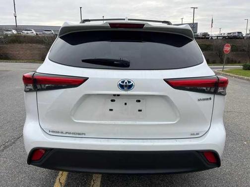 2022 Toyota Highlander Hybrid Bronze Edition