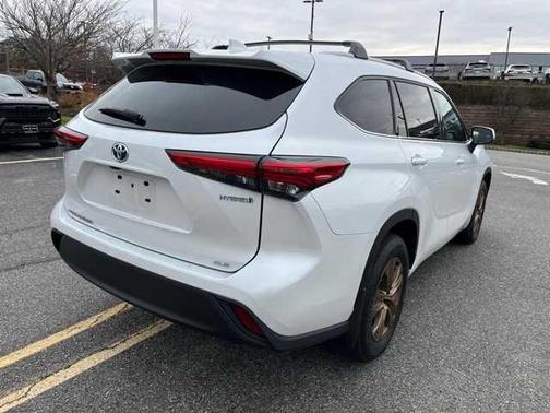 2022 Toyota Highlander Hybrid Bronze Edition