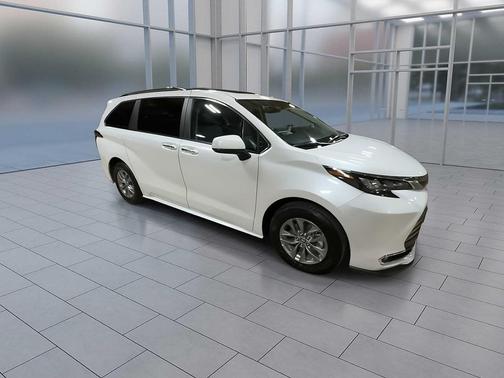 2024 Toyota Sienna XLE