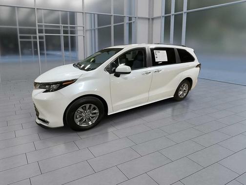 2024 Toyota Sienna XLE
