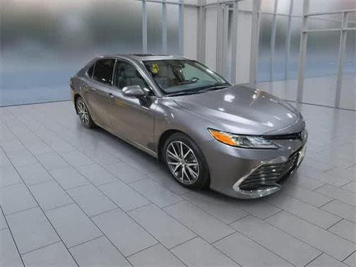2022 Toyota Camry Hybrid XLE