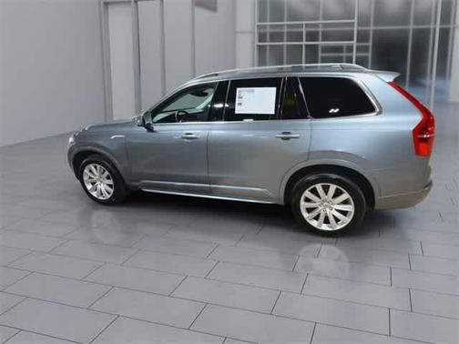 2016 Volvo XC90 T6 Momentum