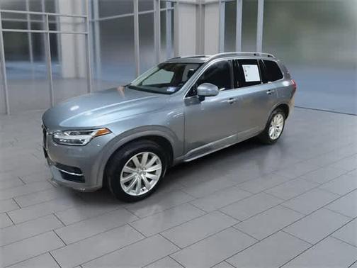 2016 Volvo XC90 T6 Momentum