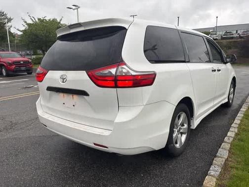 2020 Toyota Sienna SE