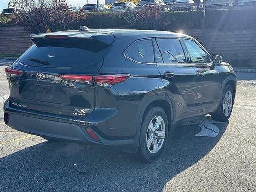2022 Toyota Highlander LE