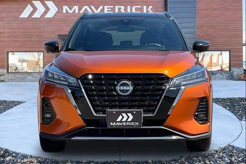 Monarch Orange Metallic/Super Black 2024 Nissan Kicks SR