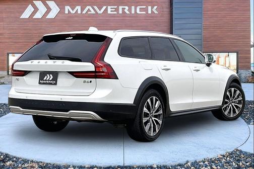 Crystal White Metallic 2022 Volvo V90 Cross Country B6