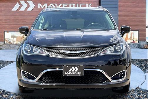 Brilliant Black Crystal Pearlcoat 2017 Chrysler Pacifica Touring-L